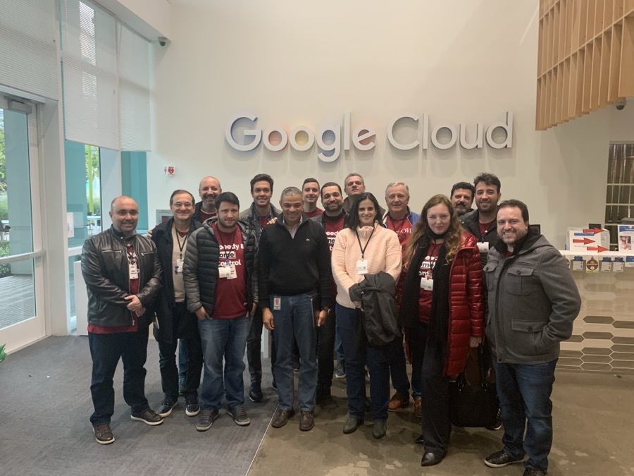 Juan Carlo com um grupo durante uma visita ao Google Cloud no Vale do Silício